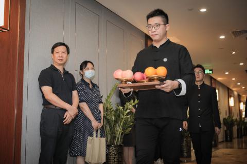罗湖区委统战部副部长、工商联党组书记叶志伟一行到多多28调研