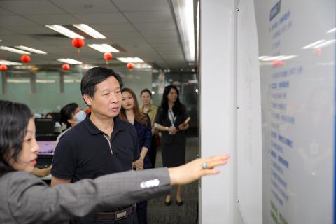 罗湖区委统战部副部长、工商联党组书记叶志伟一行到多多28调研